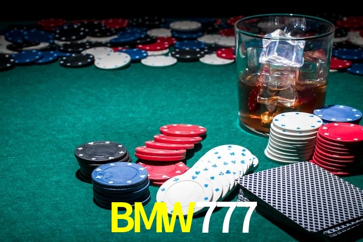 Escena dinámica inspirada en casino con iluminación BMW777, cartas, fichas e íconos de juegos digitales en un espacio moderno de juegos.